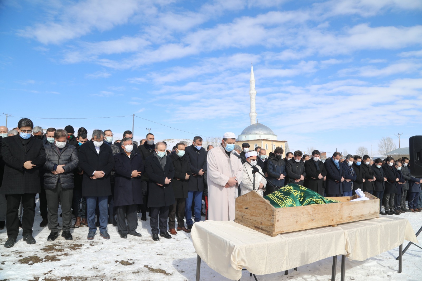 Vali babasının cenaze namazını kıldırdı